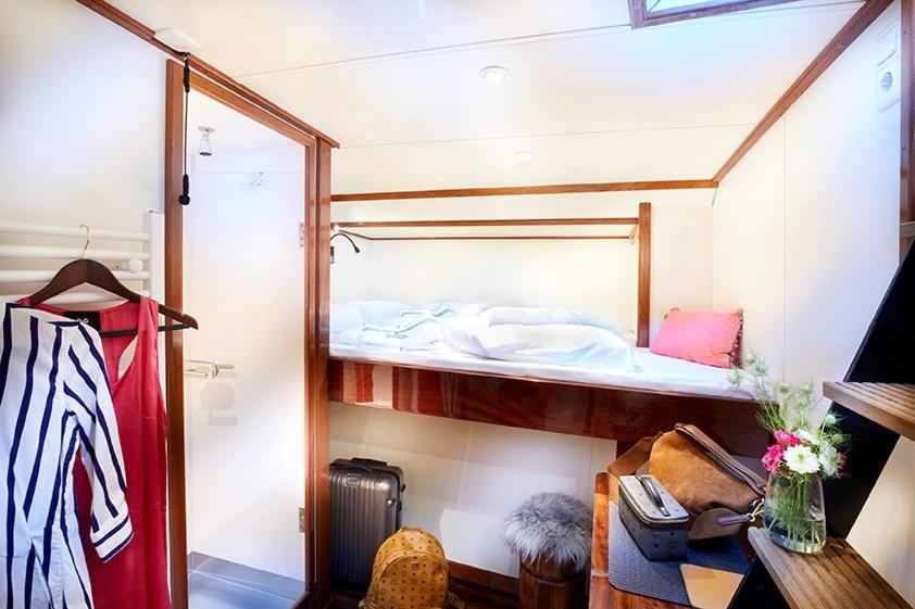 Hotel Segelschiff Loth Lorien Hamburg Exterior foto