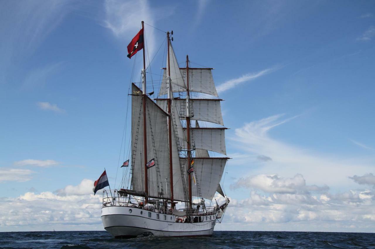 Hotel Segelschiff Loth Lorien Hamburg Exterior foto