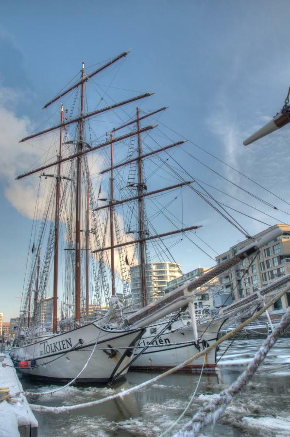 Hotel Segelschiff Loth Lorien Hamburg Exterior foto