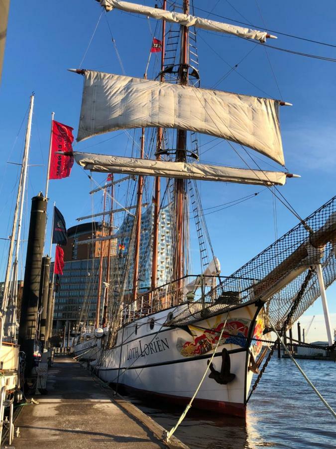 Hotel Segelschiff Loth Lorien Hamburg Exterior foto