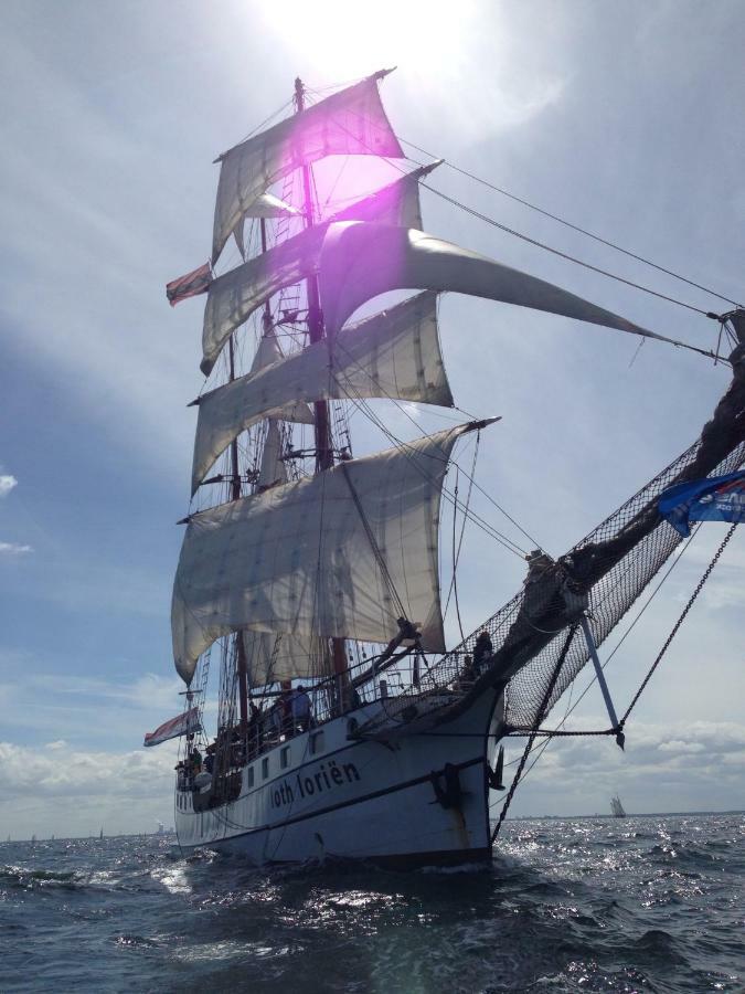 Hotel Segelschiff Loth Lorien Hamburg Exterior foto