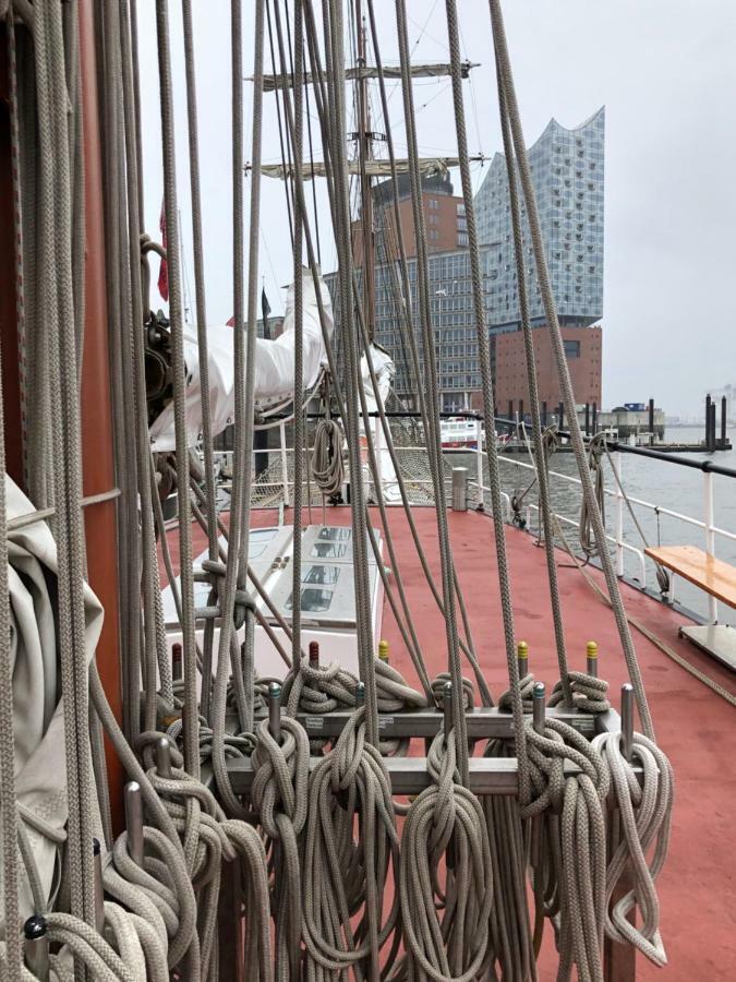 Hotel Segelschiff Loth Lorien Hamburg Exterior foto
