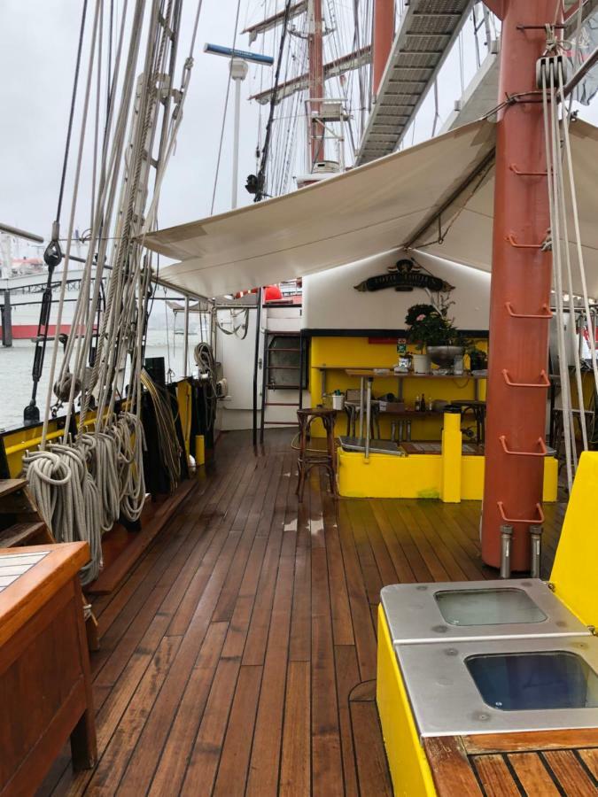 Hotel Segelschiff Loth Lorien Hamburg Exterior foto
