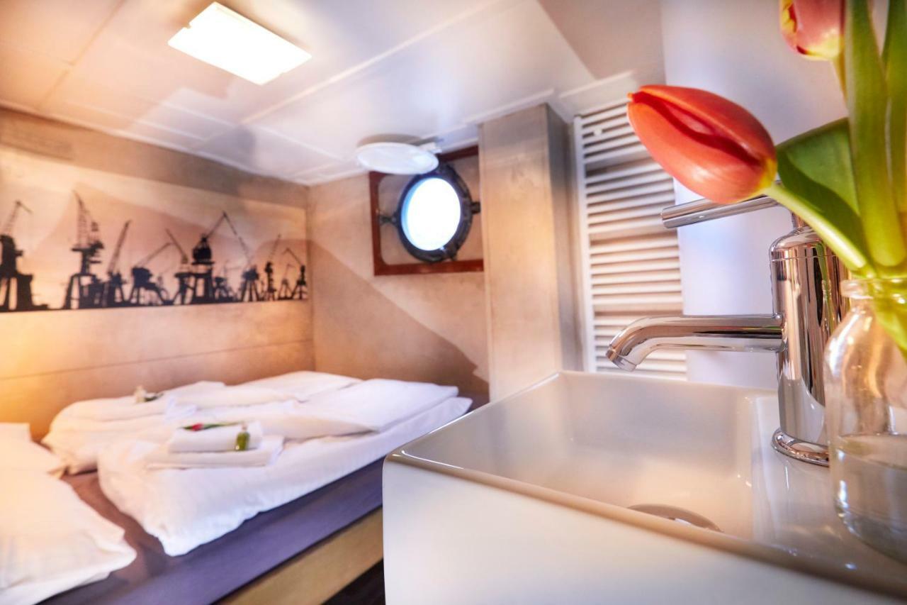 Hotel Segelschiff Loth Lorien Hamburg Exterior foto